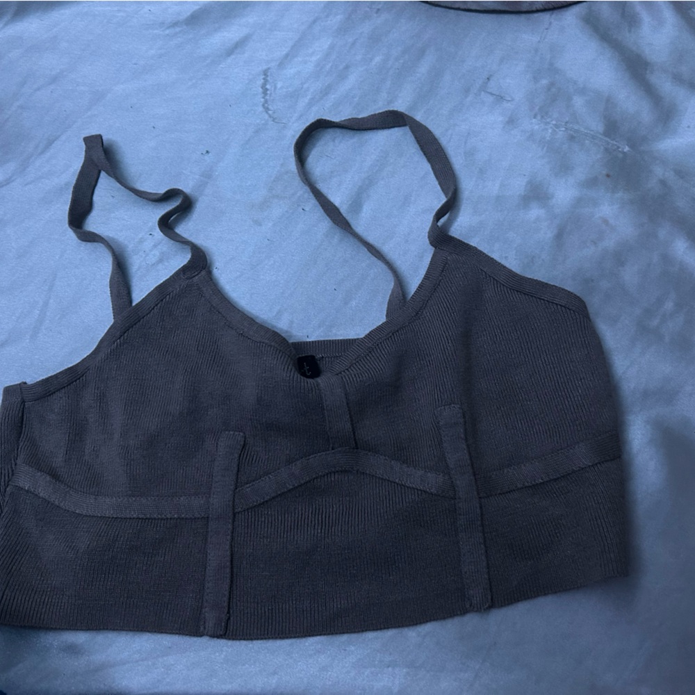Never worn. Very short top, it’s more like a bra.